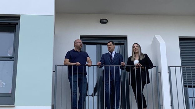 Marta y Jesús en el balcón de su nueva casa con Juanma Moreno