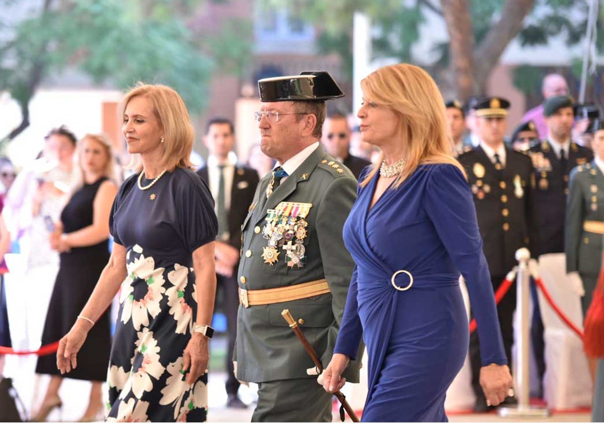 El coronel López, flanqueado por la subdelegada y la alcaldesa