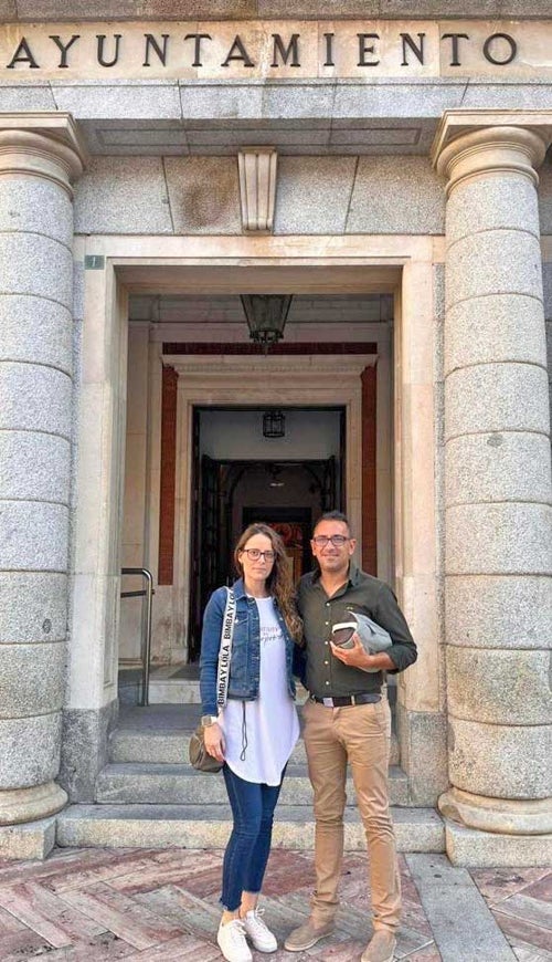 Visita al Ayuntamiento para registrar la solicitud