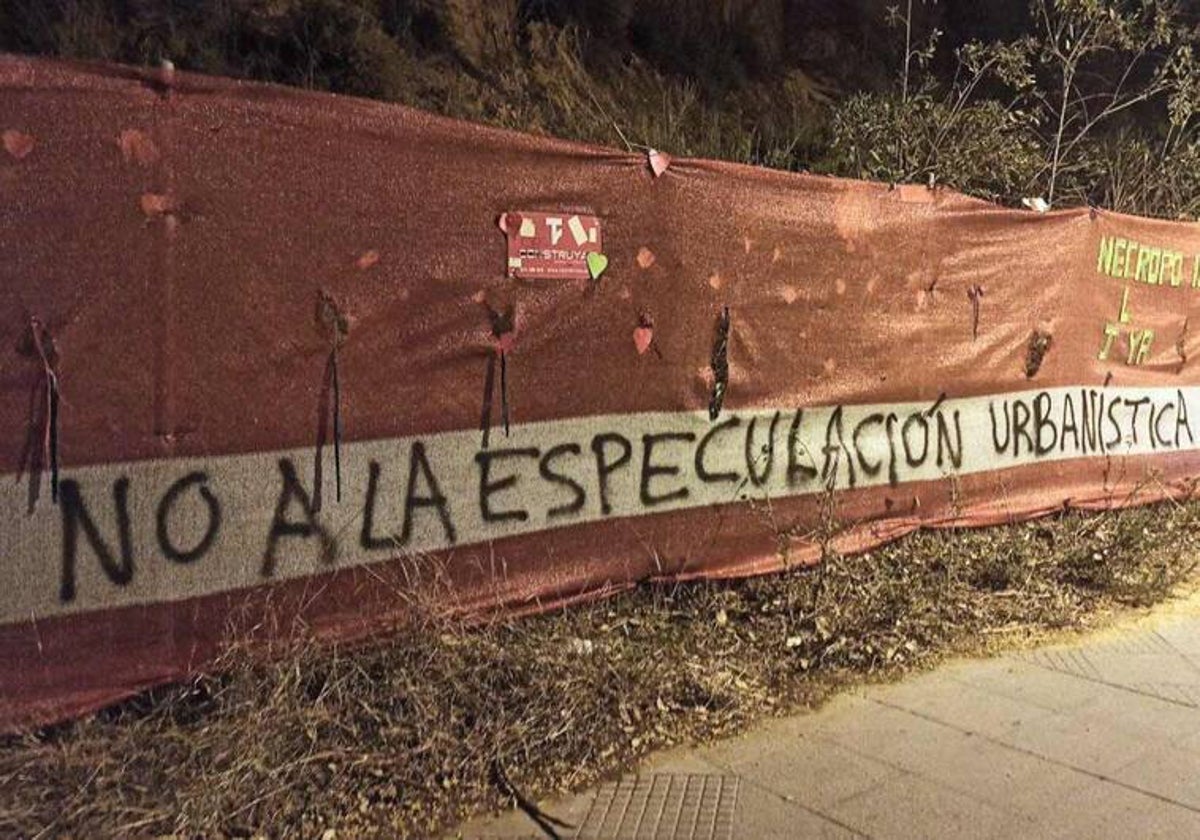 Pintada de activistas en el entorno de las obras del cabezo de La Joya en Huelva