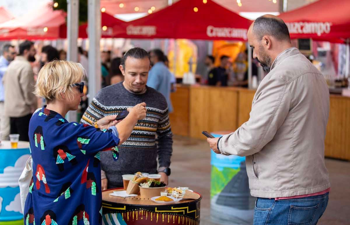 Sabor a fiesta: el Binómico llena de animación el centro de Huelva