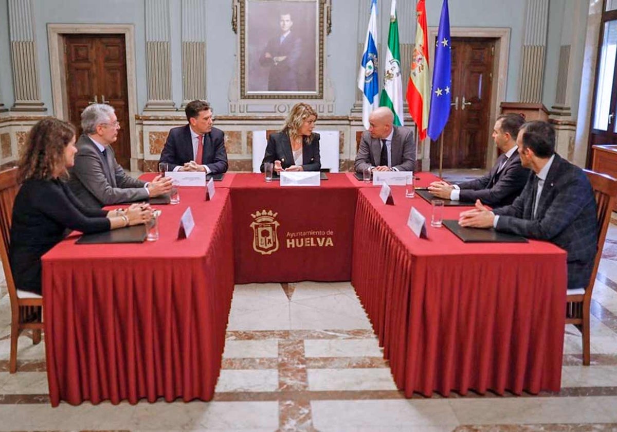 Reunión entre la alcaldesa de Huelva, Pilar Miranda; el presidente del Puerto, Alberto Santana; y Diego Perdones, miembro del Comité Ejecutivo Global y consejero delegado de C2X España, filial del grupo Maersk