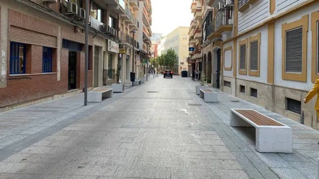 La calle Palos, que iba a ser peatonal, finalmente admite tráfico rodado