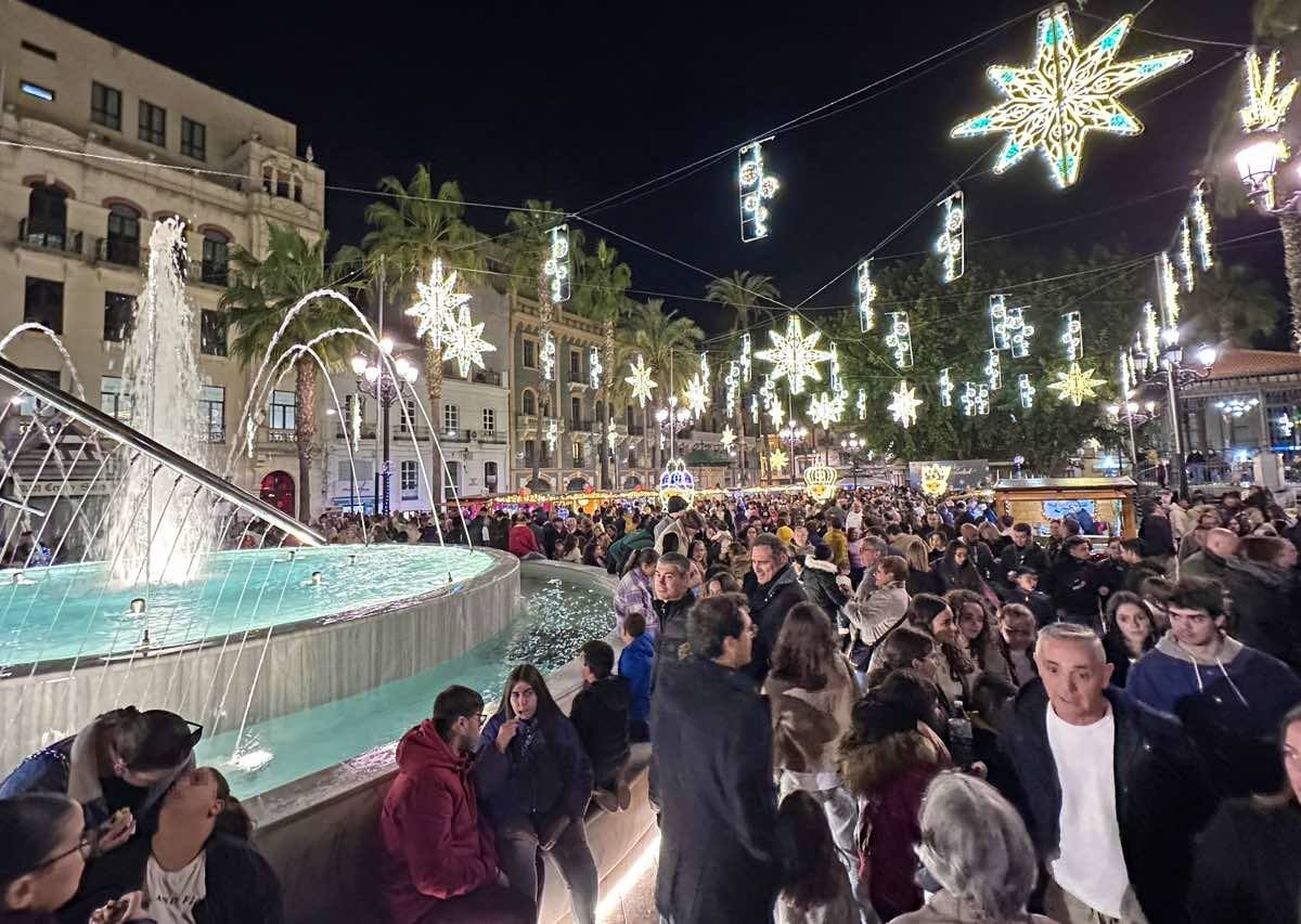 Así es el alumbrado del centro de Huelva, que ya ha dado la bienvenida a la Navidad