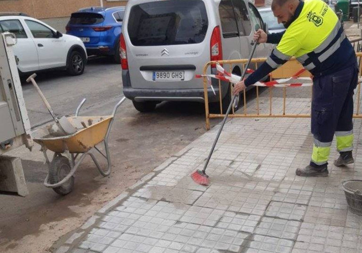 Un operario tapa un alcorque en Huelva capital