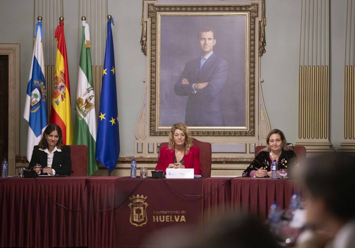 La alcaldesa de Huelva, Pilar Miranda, en el pleno municipal de este miércoles