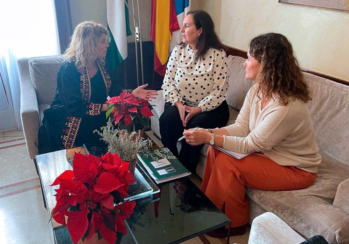 La alcaldesa y su concejala con la directora de la UNED en Huelva