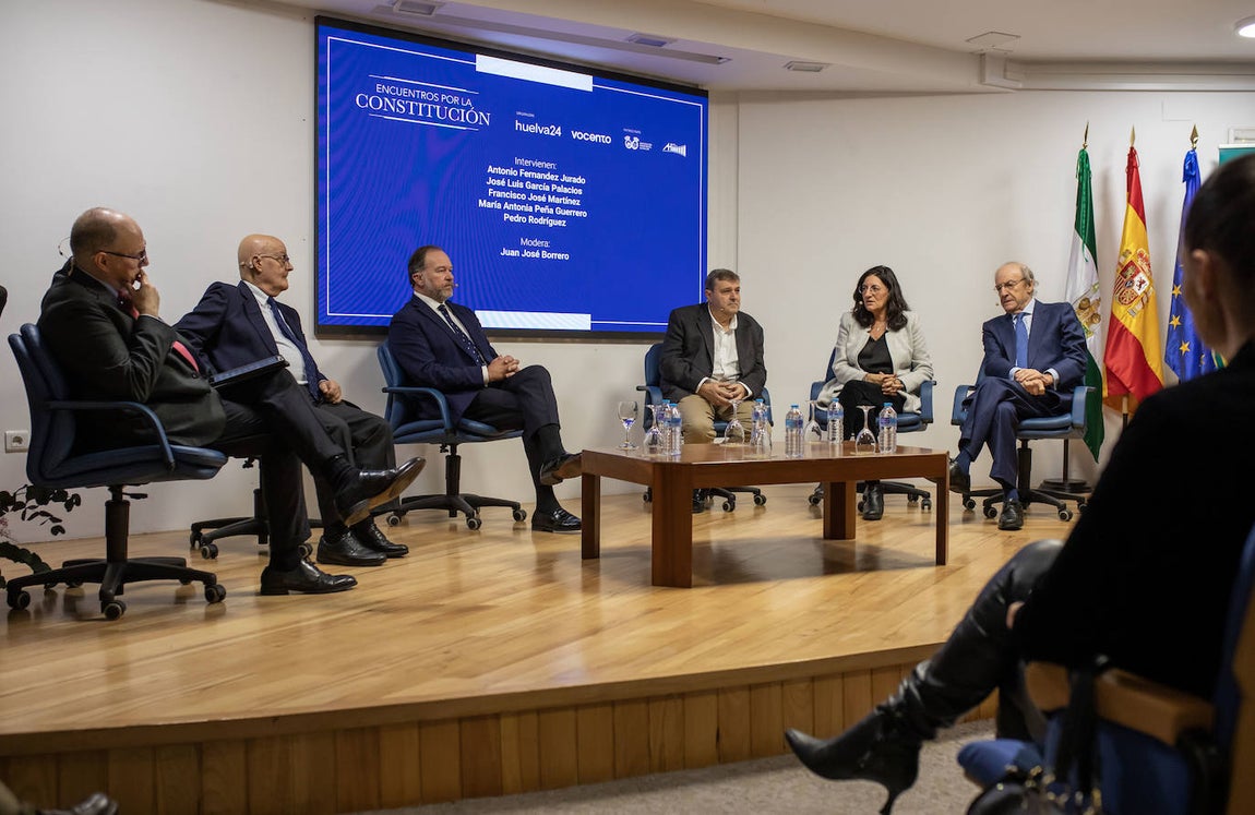 La mejores imágenes del foro &#039;Encuentros con la Constitución&#039; en Huelva