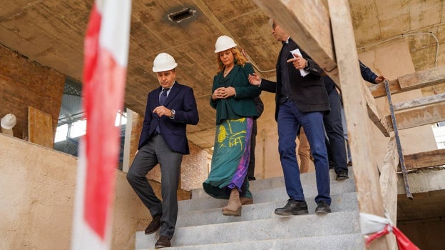 La alcaldesa de Huelva recorre el interior del edificio