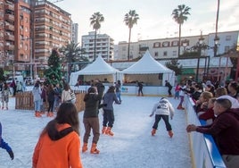 El PSOE denuncia que se está cobrando 5 € en la pista de hielo y el Ayuntamiento de Huelva dice que no tiene «constancia» y subraya que es gratuito