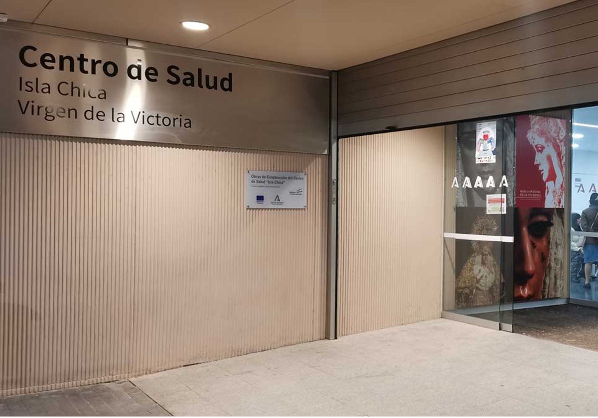 Entrada al centro de salud de la Isla Chica