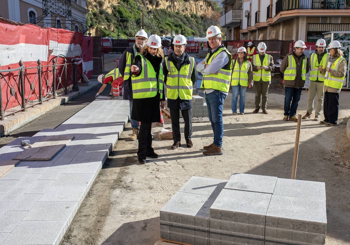 La alcaldesa de Huelva, visitando la obra de la plaza de la Merced