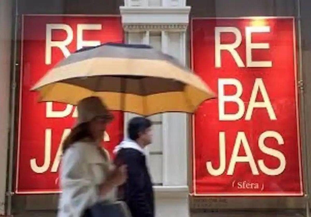 Cartel de rebajas en un comercio de Huelva