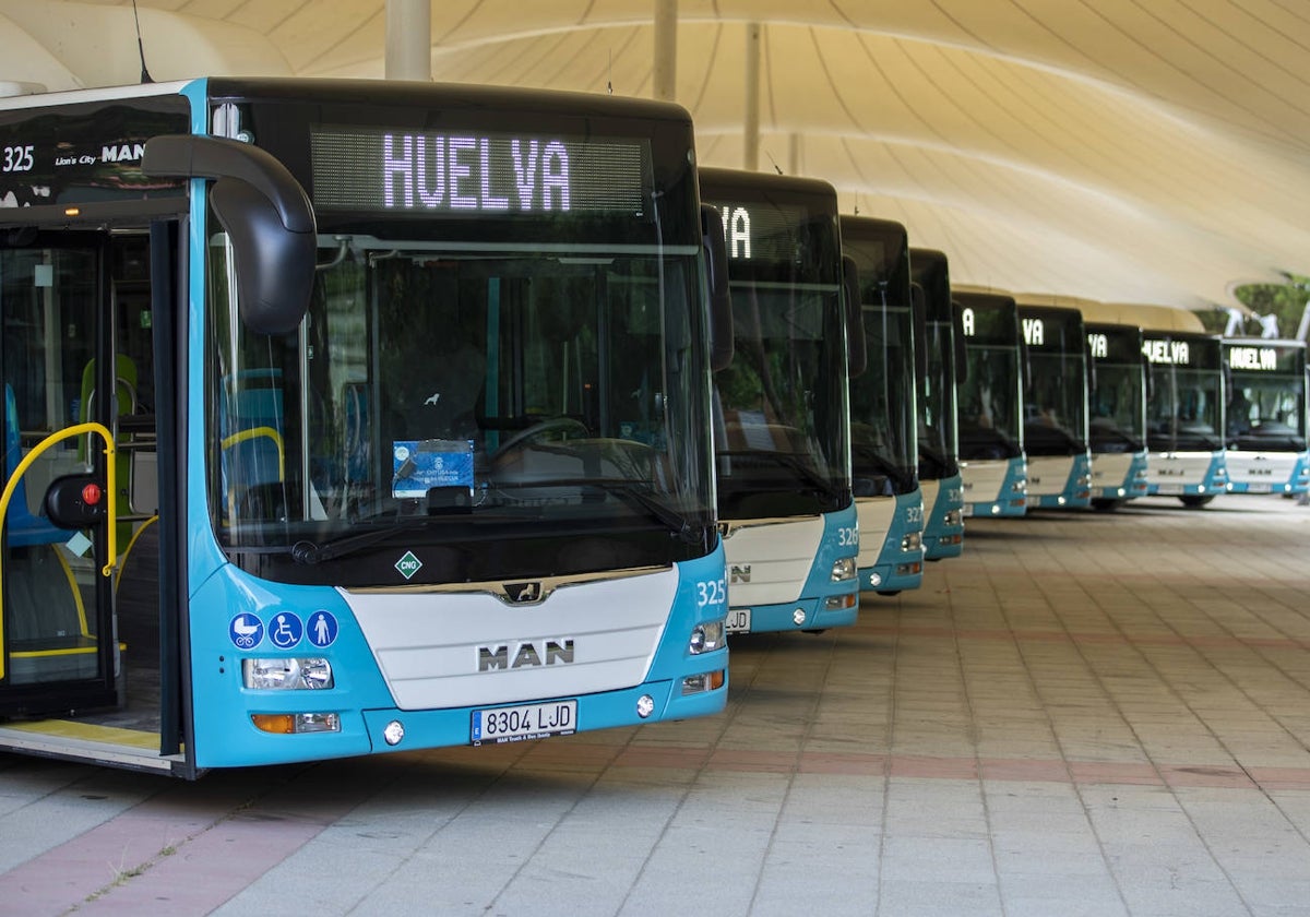 Varios autobuses de Emtusa en Huelva capital