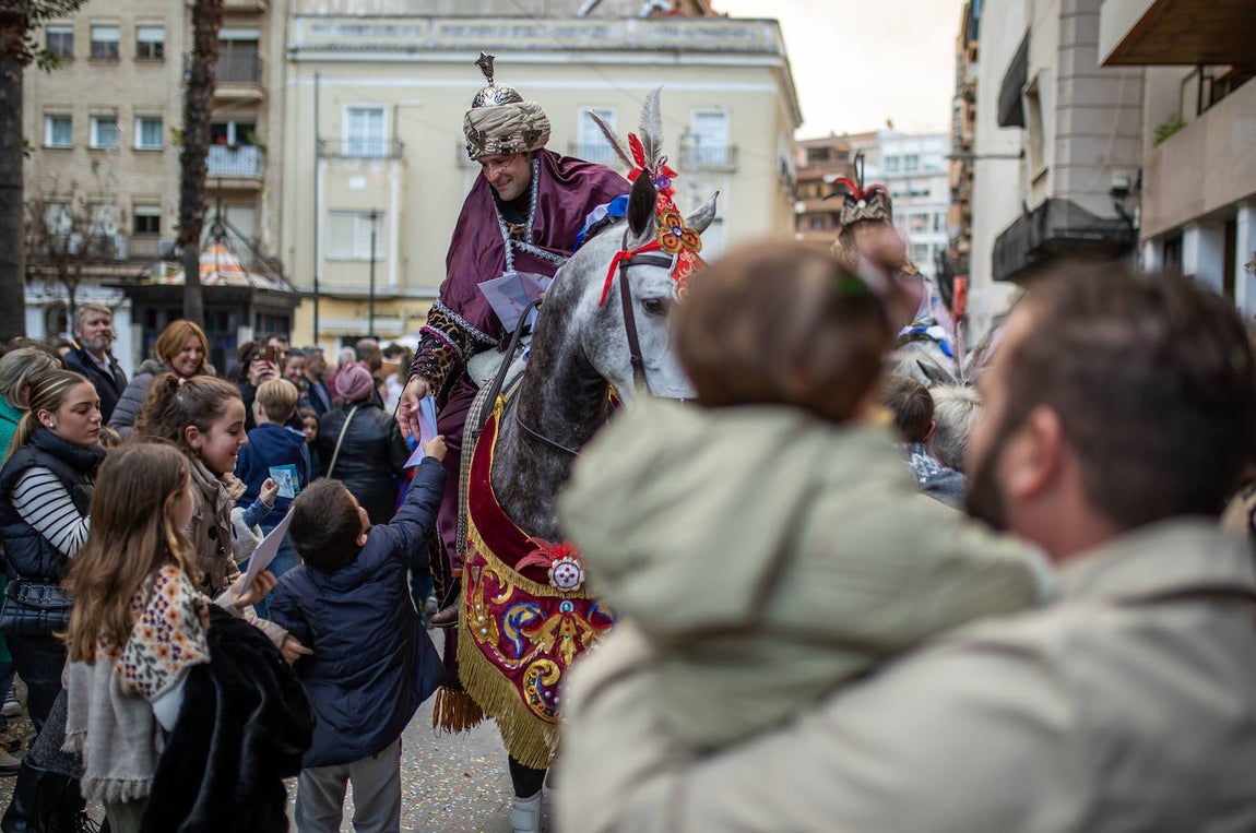 El heraldo a su paso por la plaza de las Monjas