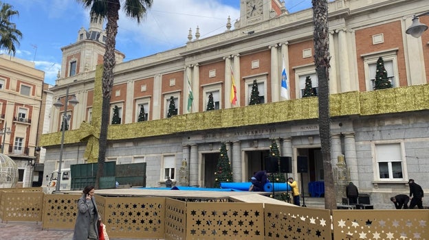 Preparativos en la plaza del Ayuntamiento, donde se llevará a cabo la recepción oficial