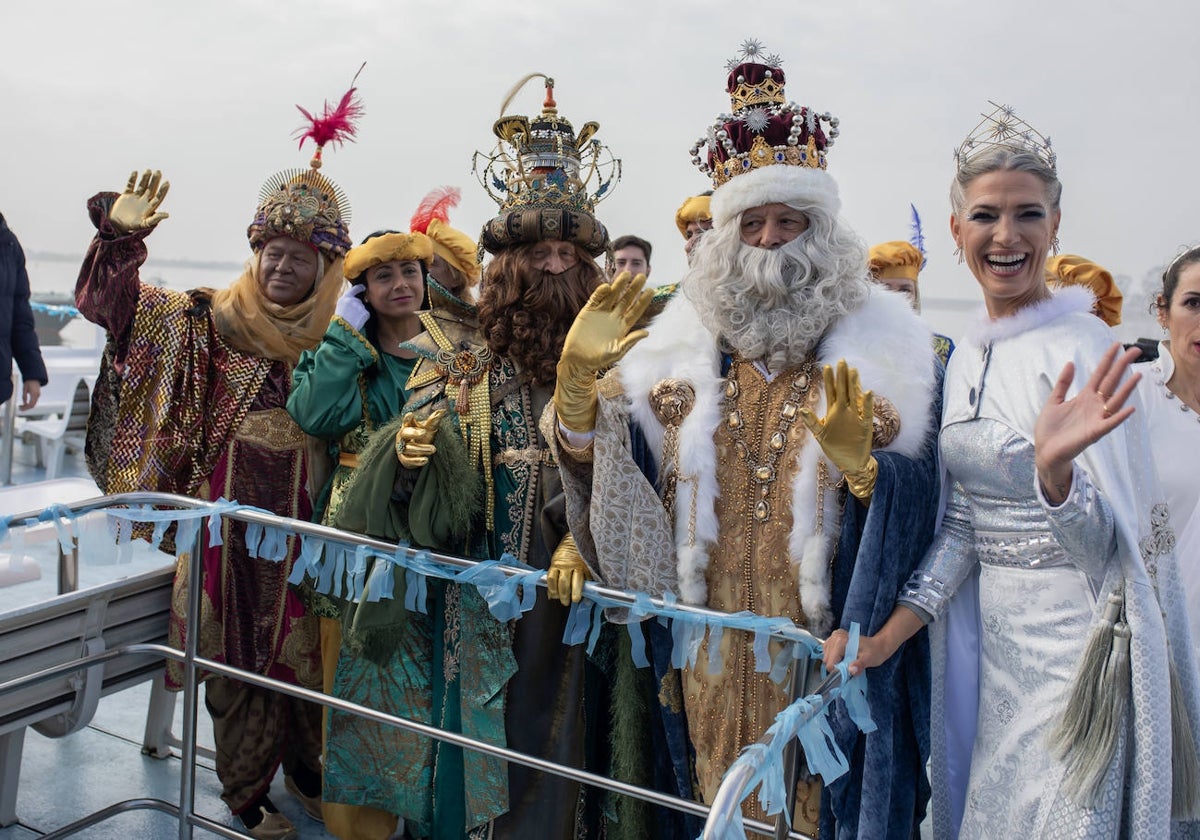 Los Reyes Magos y la Estrella de la Ilusión a su llegada al Muelle de Levante