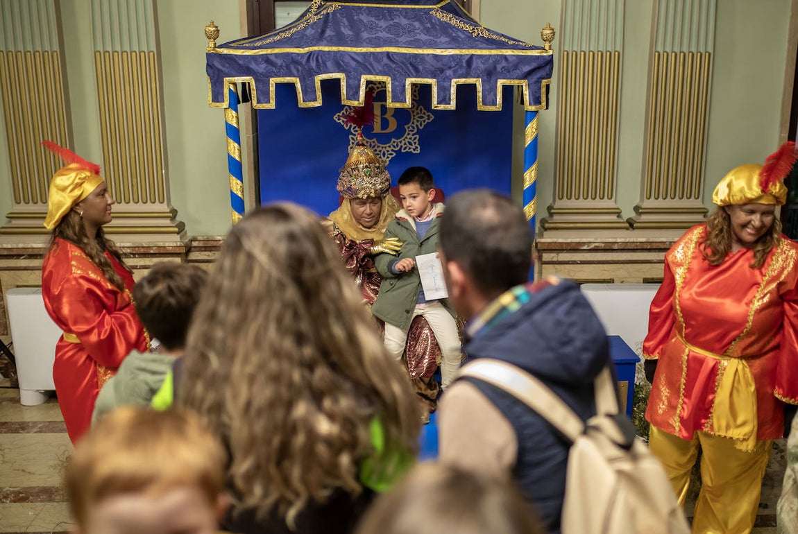 Las imágenes de la entrega de cartas a los Reyes Magos en Huelva