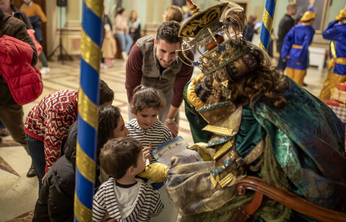 Las imágenes de la entrega de cartas a los Reyes Magos en Huelva