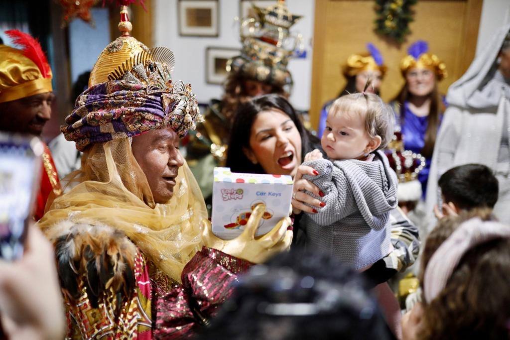 Así ha sido la visita de los Reyes Magos de Huelva durante la mañana del 5 de enero, en imágenes