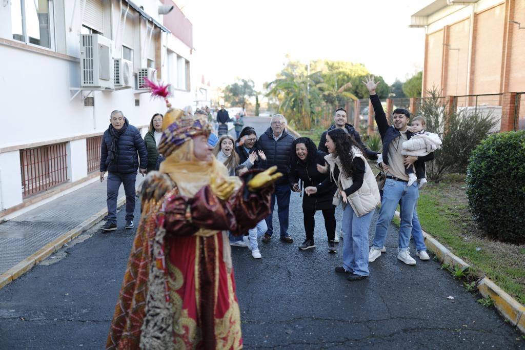 Así ha sido la visita de los Reyes Magos de Huelva durante la mañana del 5 de enero, en imágenes