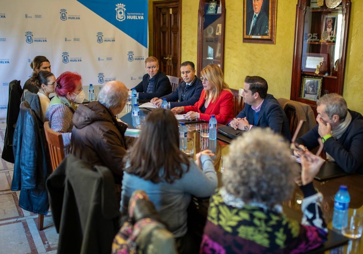 El Ayuntamiento ha mantenido un encuentro con representantes de varios colectivos ciudadanos y activistas