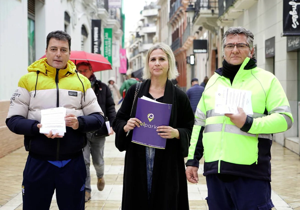 Varios trabajadores de Palparking han recogido firmas  por las calles del centro de Huelva