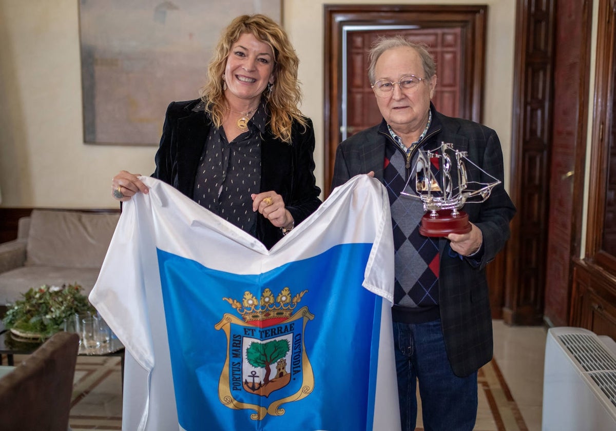 Juan Antonio Pérez Mercader ha sido recibido en el Ayuntamiento de Huelva