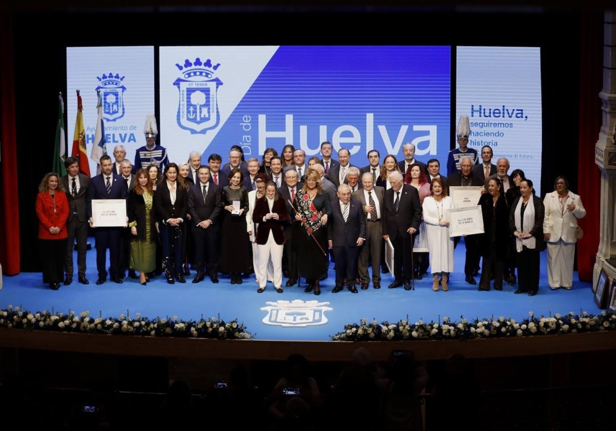 Foto de familia de los distinguidos en el Día de Huelva