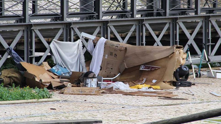 Una chabola hecha de cartones junto al Muelle del Tinto