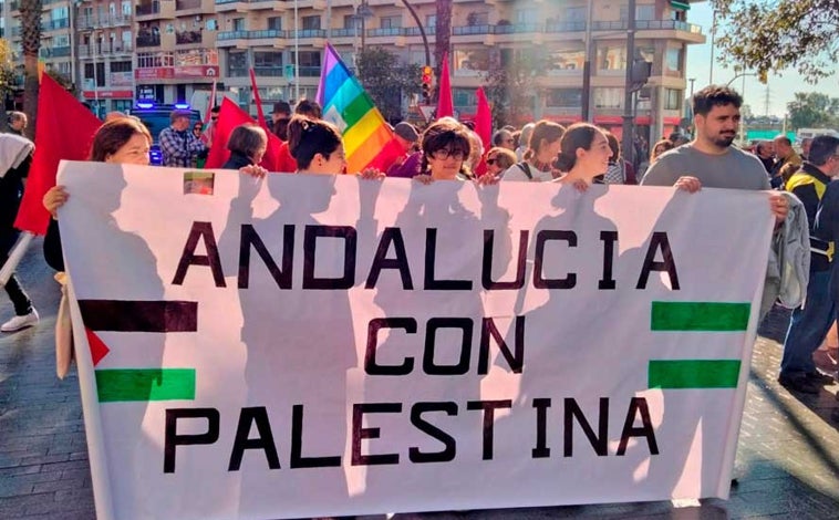 Imagen principal - Más de 300 personas se manifiestan en Huelva en favor del pueblo palestino