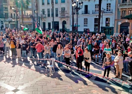 Imagen secundaria 1 - Más de 300 personas se manifiestan en Huelva en favor del pueblo palestino
