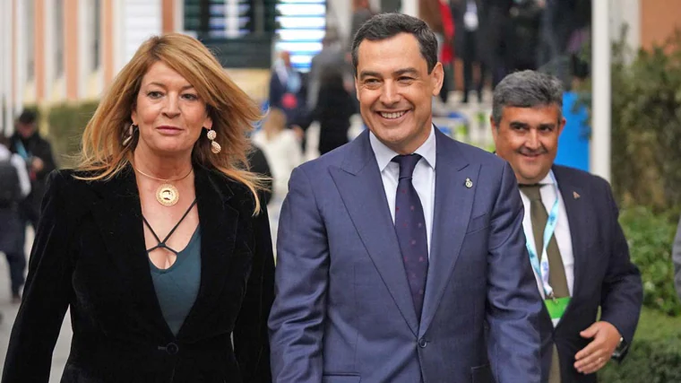 El presidente de la Junta llega al Palacio de Congresos de la Casa Colón acompañado de la alcaldesa de Huelva