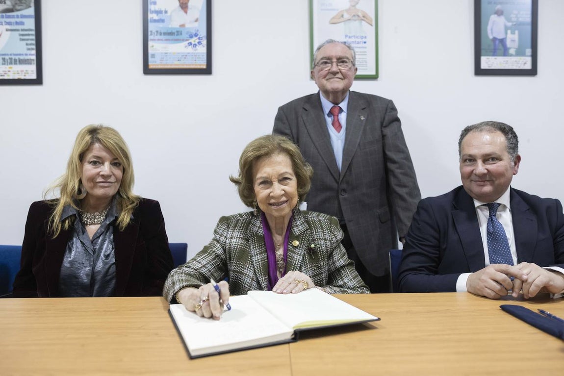 La visita de la Reina Sofía al Banco de Alimentos de Huelva, en imágenes