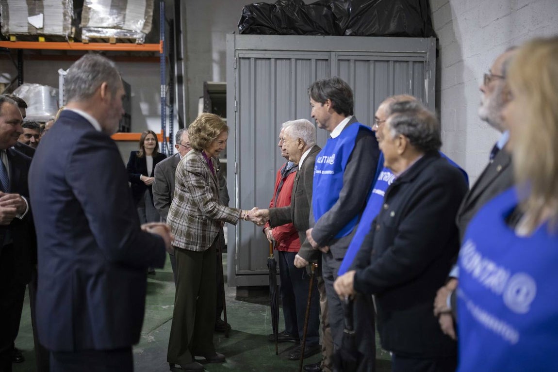 La visita de la Reina Sofía al Banco de Alimentos de Huelva, en imágenes
