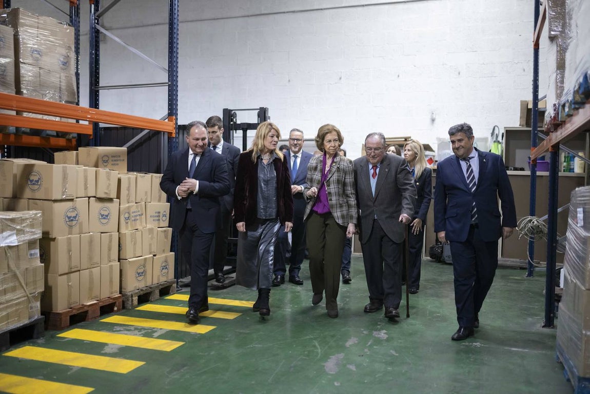 La visita de la Reina Sofía al Banco de Alimentos de Huelva, en imágenes