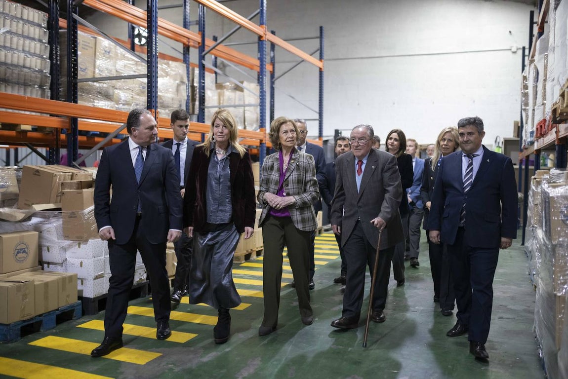 La visita de la Reina Sofía al Banco de Alimentos de Huelva, en imágenes
