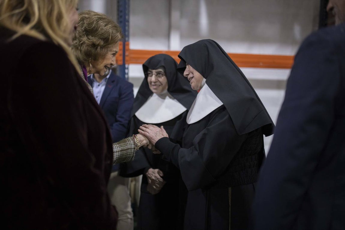 La visita de la Reina Sofía al Banco de Alimentos de Huelva, en imágenes