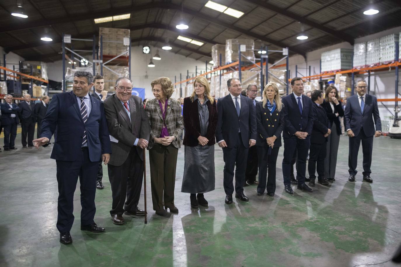 La visita de la Reina Sofía al Banco de Alimentos de Huelva, en imágenes