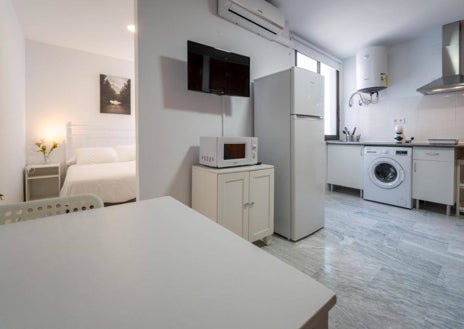 Imagen secundaria 1 - Terraza del apartamento contiguo a la cúpula, con dormitorio aparte y salón con cocina