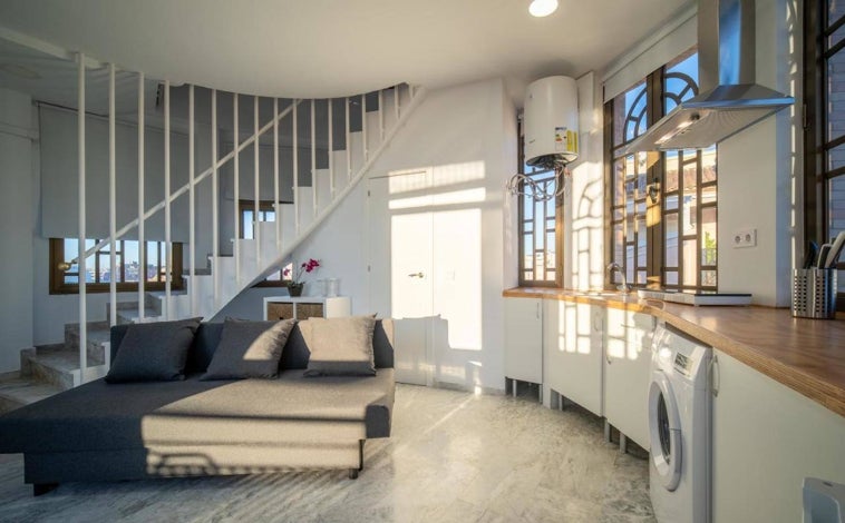 Imagen principal - Sofá cama en el salón, con la cocina y detalle de la bañera y el dormitorio en la estancia superior