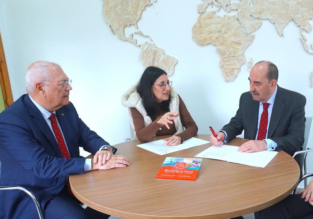 La firma del convenio entre la Fundación Atlantic Copper y la Universidad de Huelva