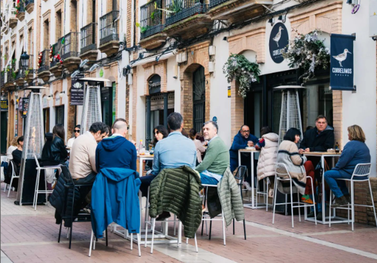 Terraza del bar Correlimos, en la calle Rábida