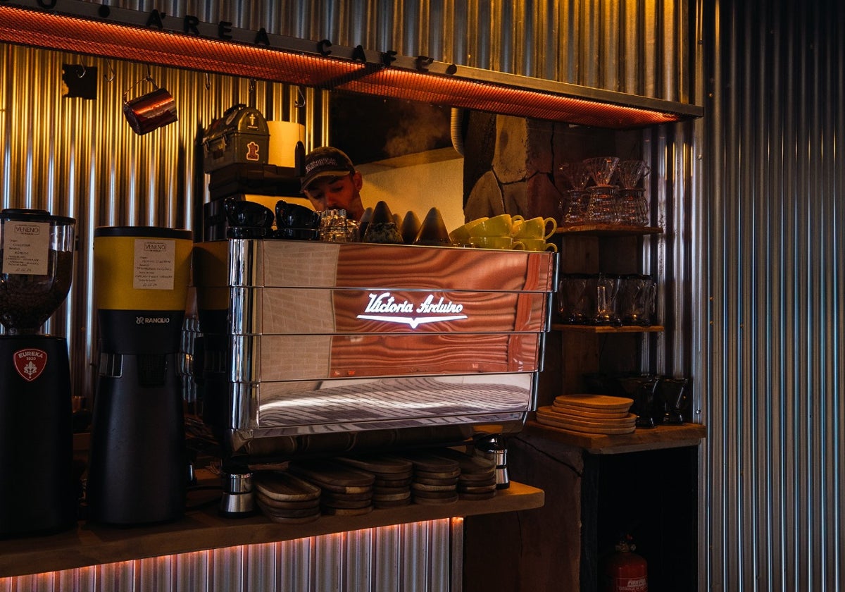 Interior de la cafetería Veneno Rosalía en Huelva