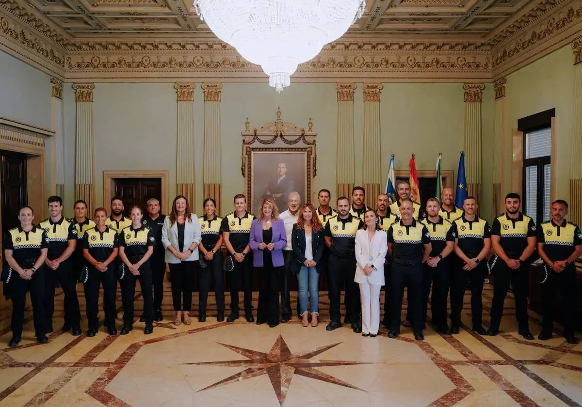 Nuevos agentes de la Policía Local junto a la alcaldesa de Huelva