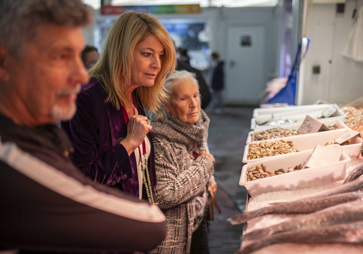 Visita de la alcaldesa de Huelva a las instalaciones provisionales del Mercado de San Sebastián