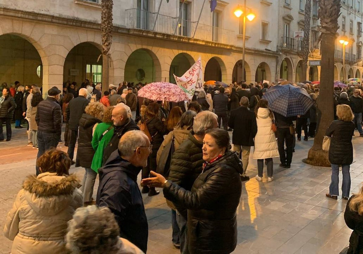 Asistentes a la convocatoria en defensa de la sanidad pública