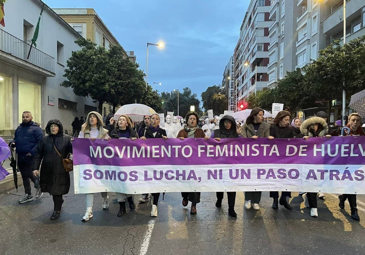 La cabecera morada del Movimiento Feminista de Huelva avanzando por la Alameda Sundheim