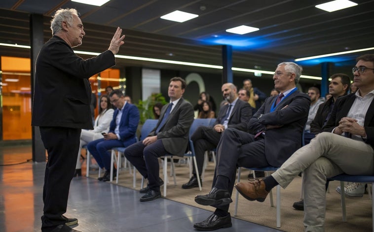 Imagen principal - Adriá en su conferencia ante autoridades y empresarios en la Lonja de la Innovación