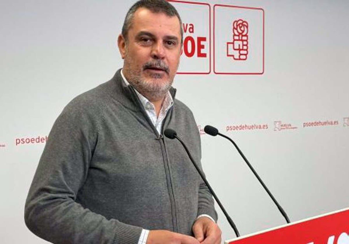 Jesús Ferrera en la sede de su partido en Huelva